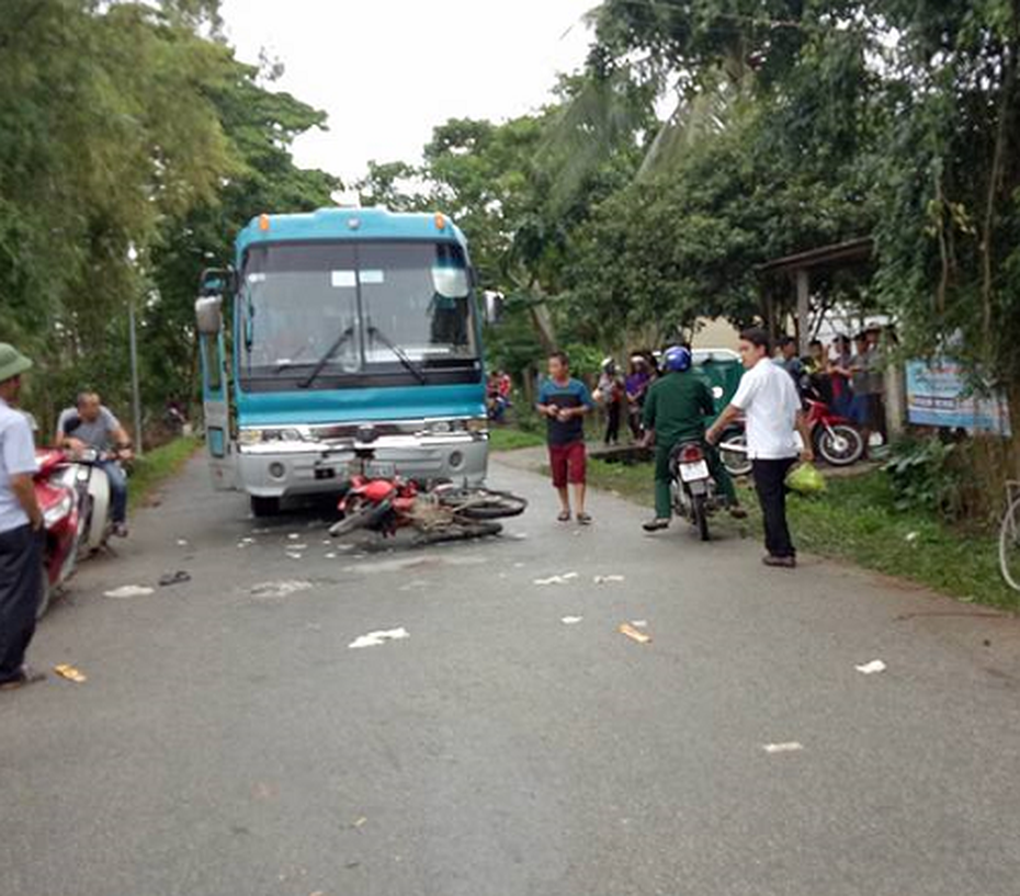 Bị xe ô tô khách đâm trực diện, 2 thanh niên thương vong