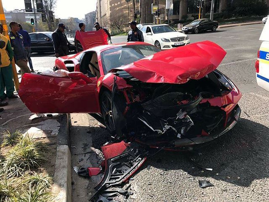 Ferrari 488 GTB 'nát bươm' sau cú va chạm với Mazda CX-3