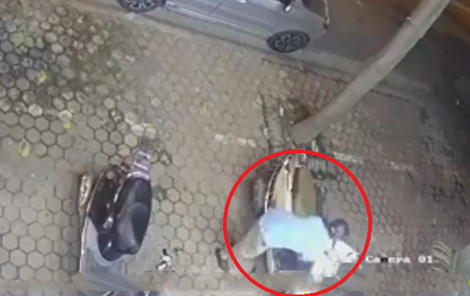 Clip: Trộm bẻ khóa 'cuỗm' xe Lead cực nhanh giữa phố Hà Nội