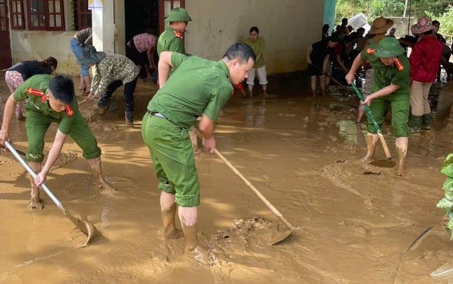 Công an, bộ đội lội bùn khắc phục hậu quả lũ ống tại Nghệ An