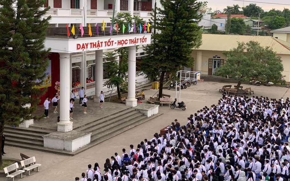 Phụ huynh lái ô tô tông trúng học sinh trong khuôn viên trường