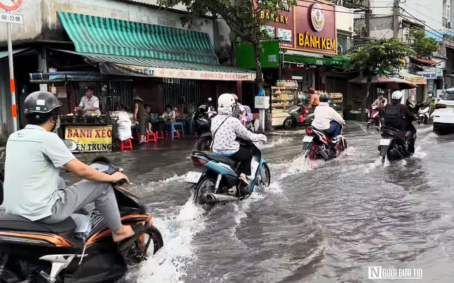 Tp.HCM: Đường bị ngập, người dân cứ phản ánh lên tổng đài để được giải quyết