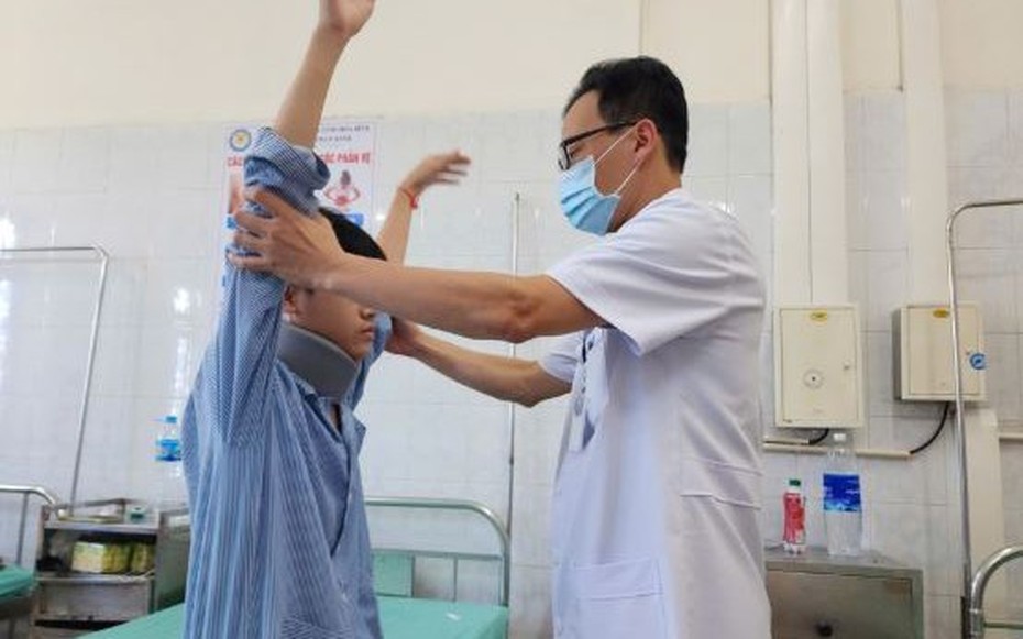Thiếu niên 15 tuổi đột ngột đau cổ, liệt tứ chi sau nhiều giờ chơi điện thoại