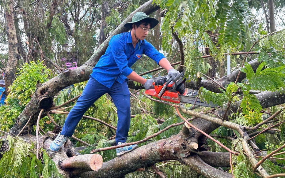 Thanh niên Nghệ An xung kích dựng xây đất nước – Bài 1: Vượt mưa bão, sẻ chia người dân thiên tai