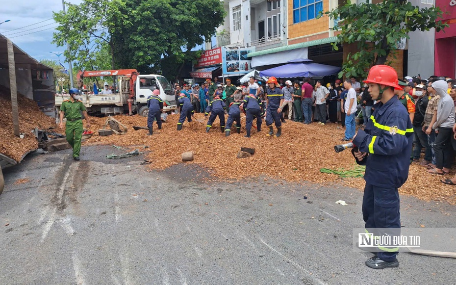 Bình Định:Xe chở dăm lật đè xe máy, 3 người tử vong