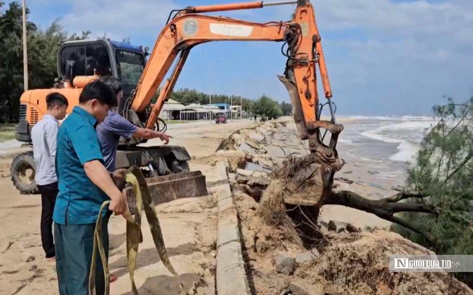 Bờ biển ở Huế sạt lở bất thường: Lãnh đạo tỉnh chỉ đạo "nóng"