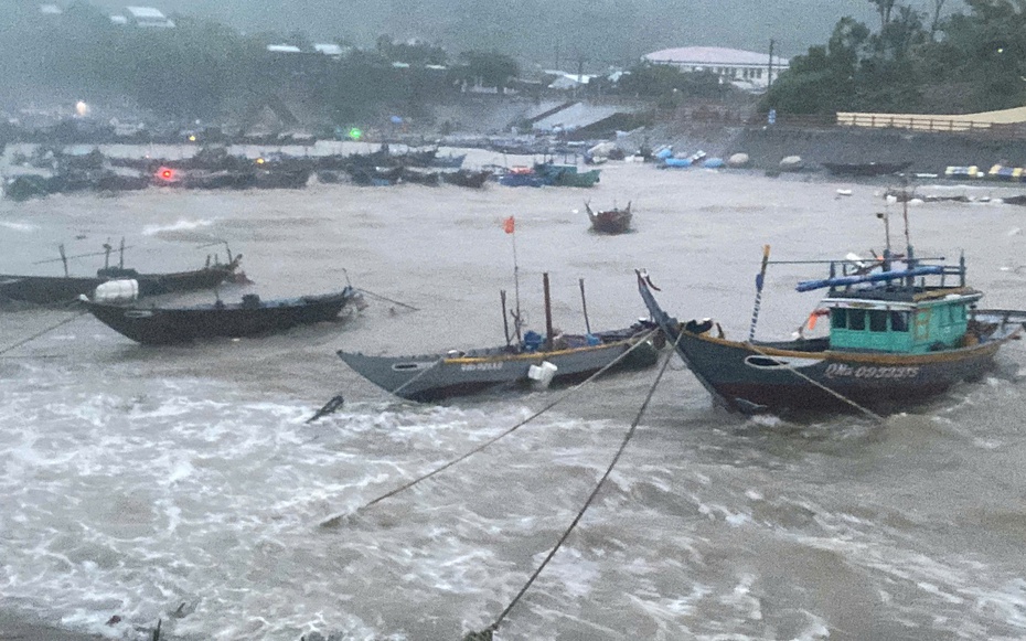 Bão Trà Mi giật cấp 12, cách Đà Nẵng 95 km