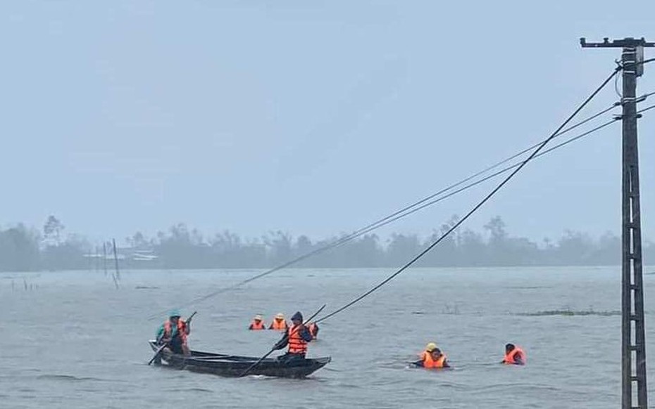 Xúc động hình ảnh "chiến sĩ áo cam" dầm mình trong nước lũ