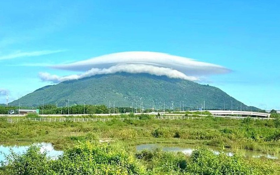 Mây "đĩa bay" khổng lồ vắt ngang đỉnh núi Chứa Chan