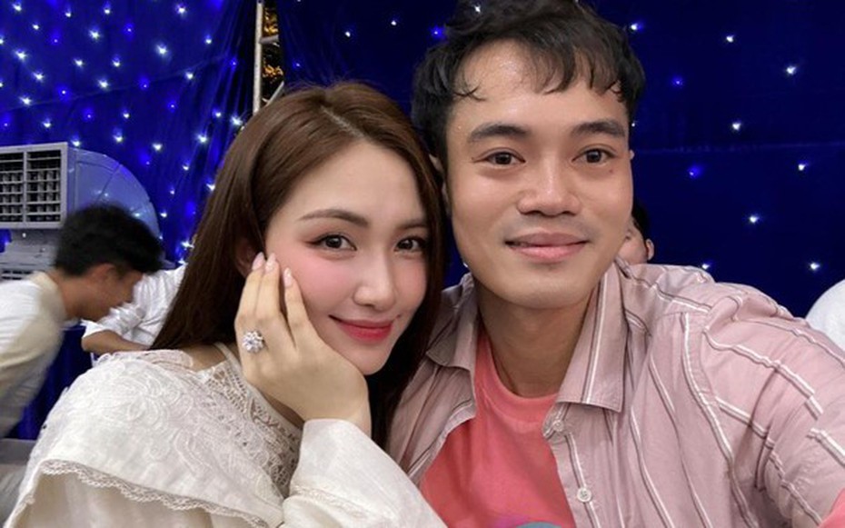 Hoà Minzy có phản ứng gì trước màn quỳ gối trao nhẫn của Văn Toàn?