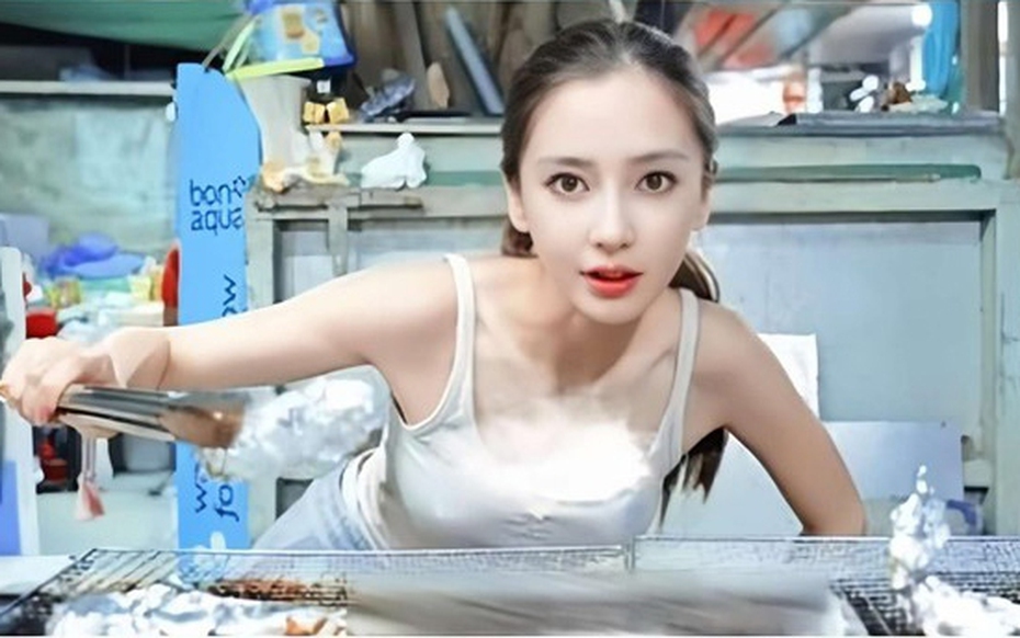 Hậu ly hôn, Angelababy thành "bà chủ" quán nướng ở lề đường, nhan sắc gây bão