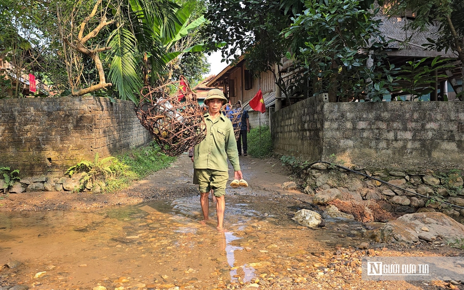 Người dân vùng cao Nghệ An khát khao cây cầu vượt lũ