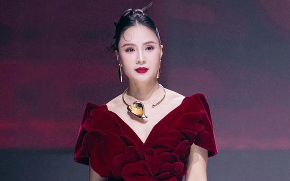 Mỹ nhân "Hoa hồng trên ngực trái" khoe trọn cặp kiếm Nhật thon dài ở tuổi 41