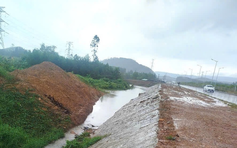 Đà Nẵng: Khẩn trương rà soát, xử lý tình trạng khu dân cư ngập lụt gần 1 tháng