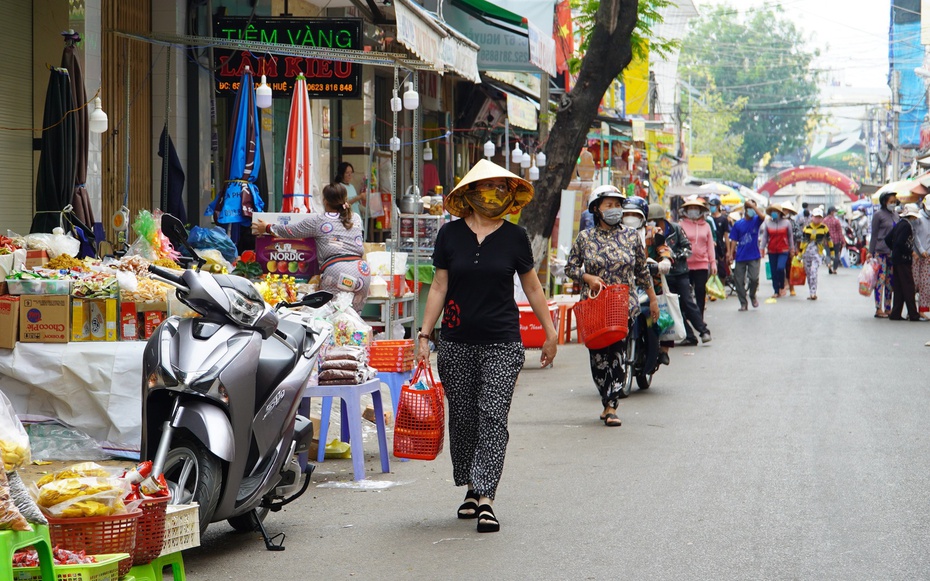 Phan Thiết chuẩn bị chợ Tết Nguyên Đán 2025 trong 6 ngày, với 18 vị trí bán hàng