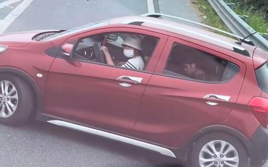 Quay xe đi ngược chiều trên cao tốc còn vẫy tay chào người quay clip, nữ tài xế bị tước bằng