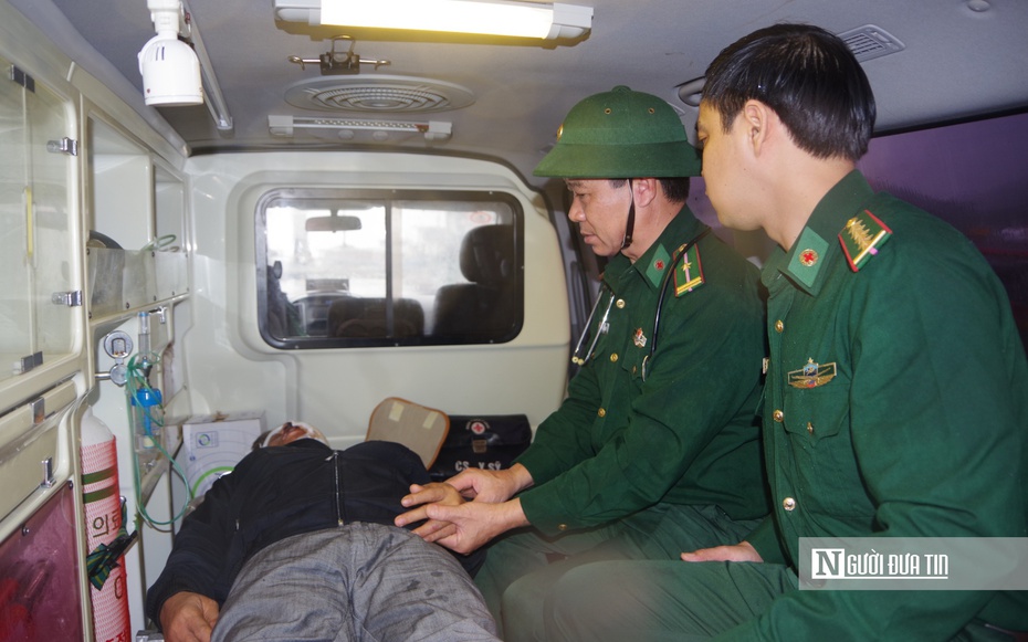 Đưa thuyền viên nước ngoài gặp nạn vào bờ cấp cứu