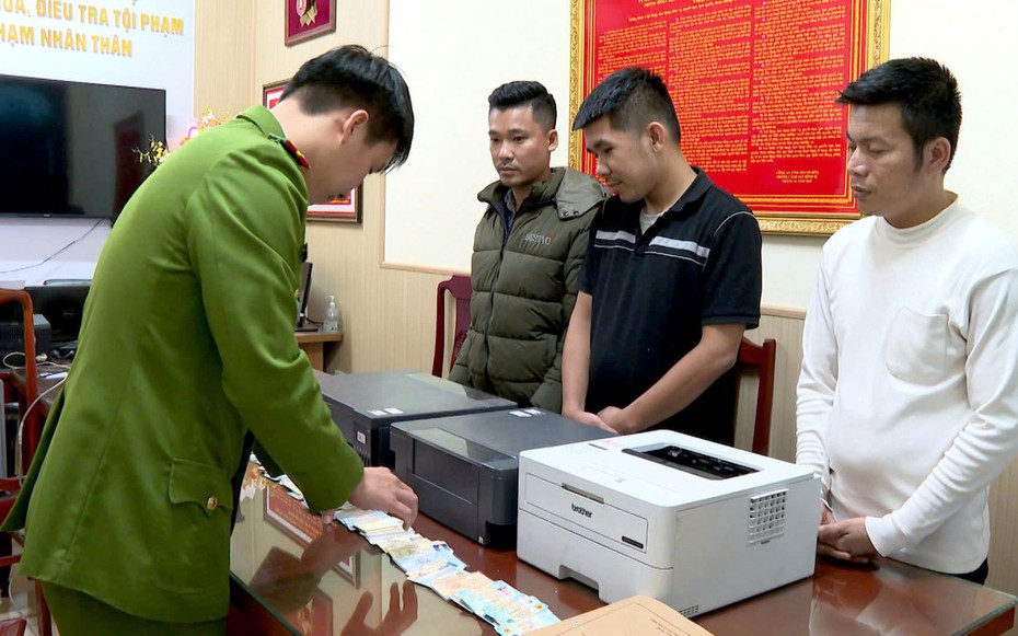 Bắt 3 đối tượng làm giả căn cước công dân