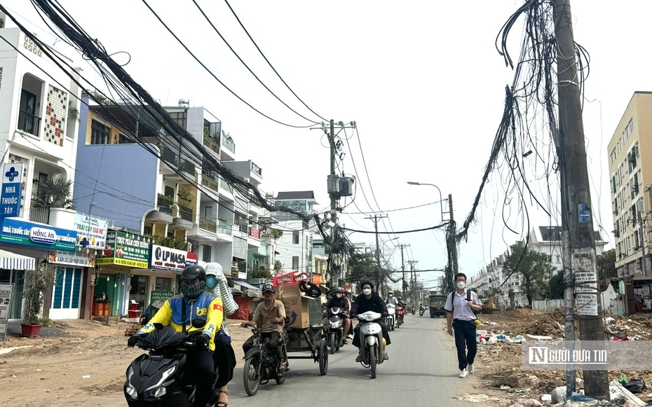 Cột điện, công trình ngổn ngang: Bao giờ đường nghìn tỷ Dương Quảng Hàm “về đích”?