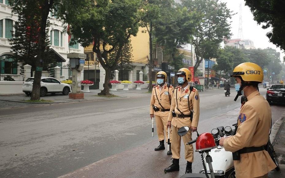 Nằm "biểu diễn" chạy xe máy, nam thanh niên bị phạt nặng