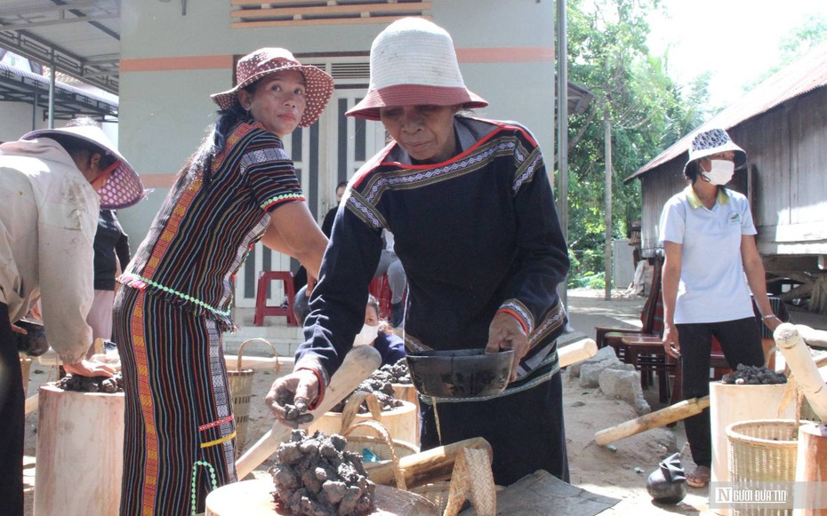 Đất sét "nở hoa" ở làng gốm cổ Tây Nguyên