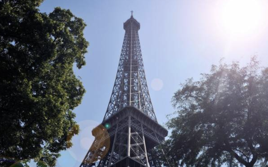 Tháp Eiffel bất ngờ bốc cháy ngay trước Giáng sinh?