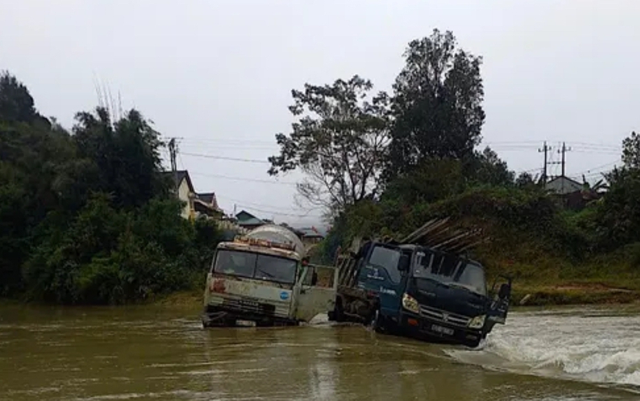 Kon Tum: Giải cứu thành công 2 người bị nước cuốn trôi