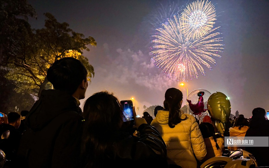 Mãn nhãn màn pháo hoa chào mừng năm mới 2025 tại Hà Nội