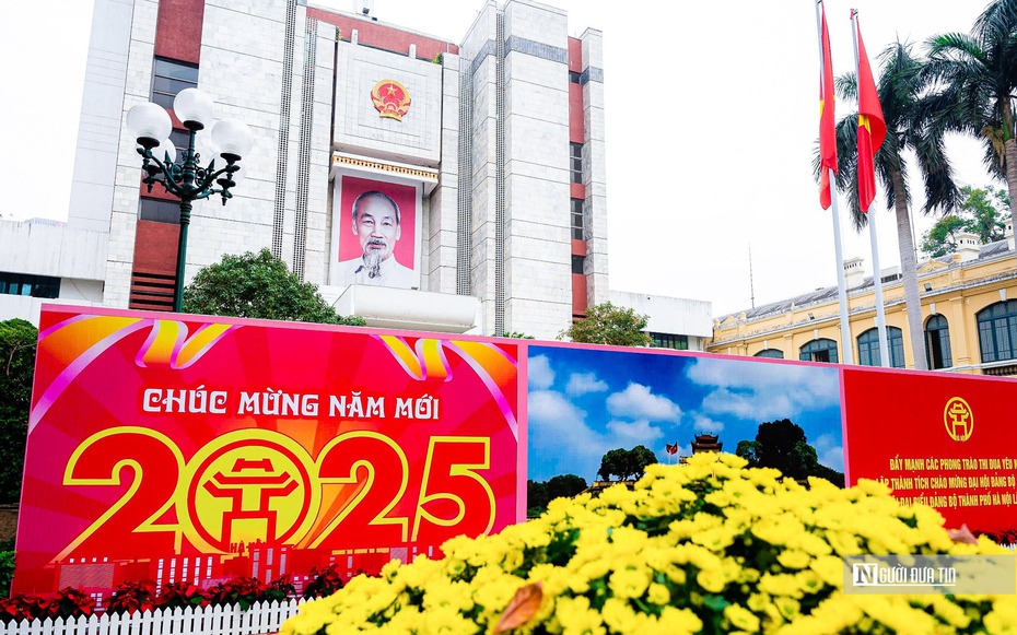 Đường phố Hà Nội trang hoàng chào đón năm mới 2025