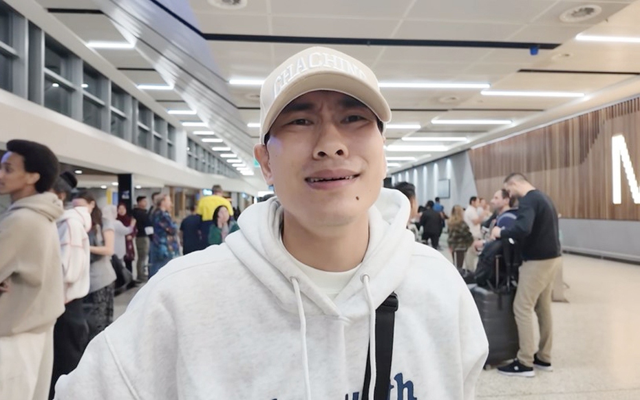 Kiều Minh Tuấn hốt hoảng vì bị an ninh sân bay giữ lại, kiểm tra hành lý?