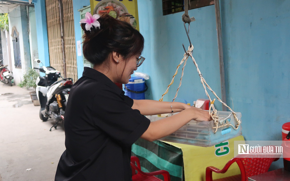 Tp.HCM: Độc lạ quán ăn thả thức ăn từ "trên trời" đưa xuống