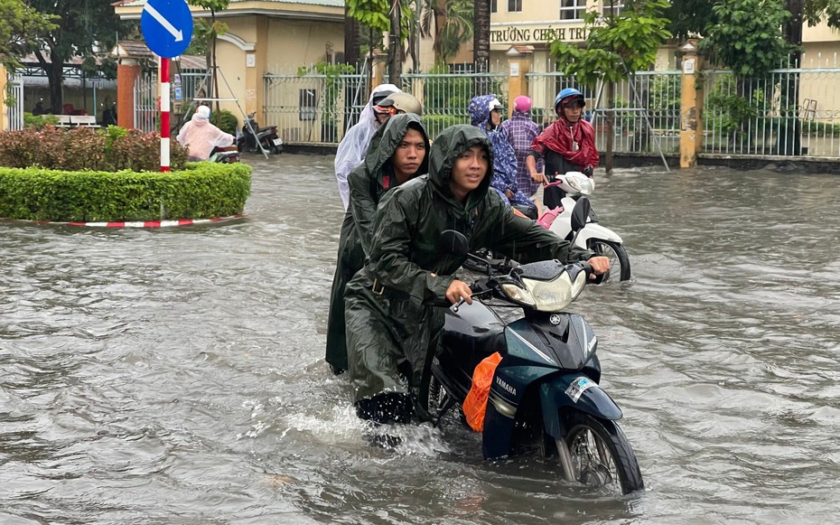 Mưa lớn, Kiên Giang huy động lực lượng hỗ trợ người dân