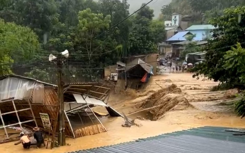 Lũ cuốn trôi 2 nhà tạm bán hàng của người dân ở Thanh Hóa