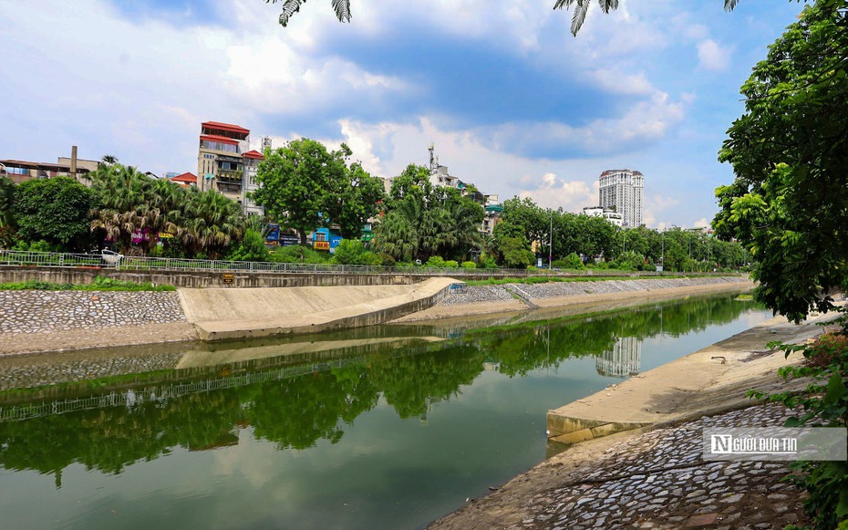 Hà Nội: Sông Tô Lịch bất ngờ chuyển màu xanh 