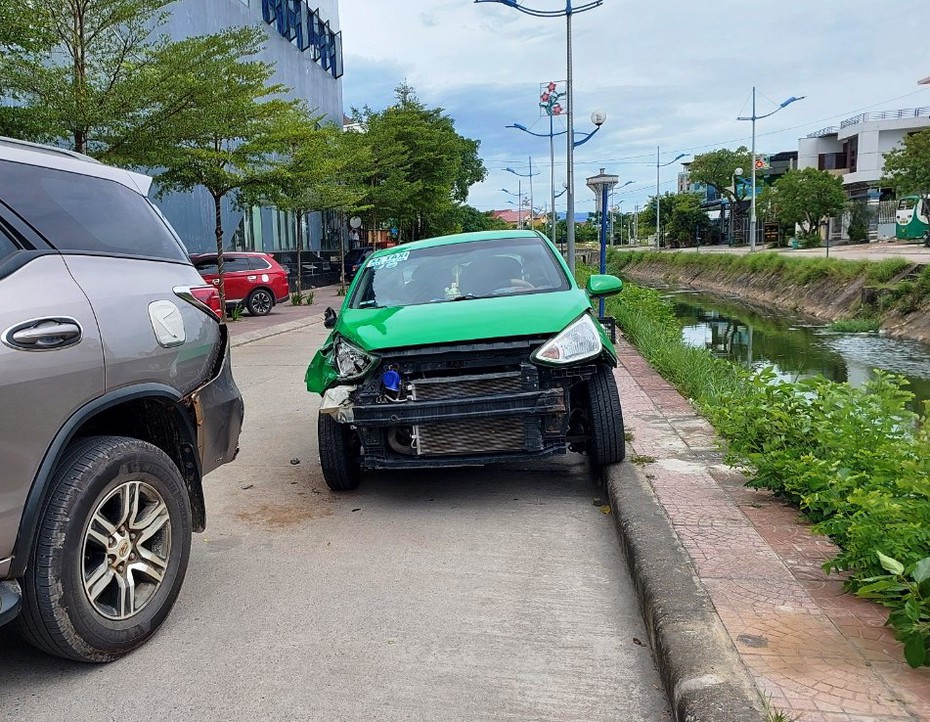 Xe taxi "điên" gây tai nạn liên hoàn trên đường bỏ trốn, 6 người bị thương