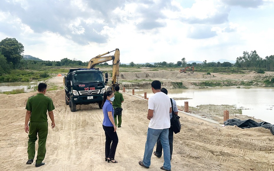 Bình Thuận: Khám nghiệm hiện trường vụ khai thác khoáng sản trái phép ở Hàm Thuận Nam