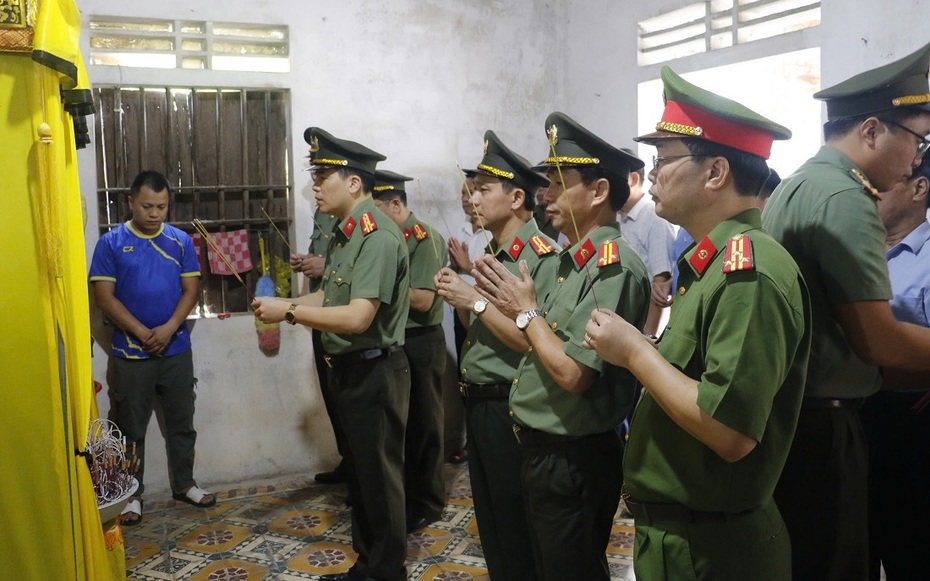 Truy tặng Huân chương Bảo vệ Tổ quốc cho công an viên hy sinh khi làm nhiệm vụ