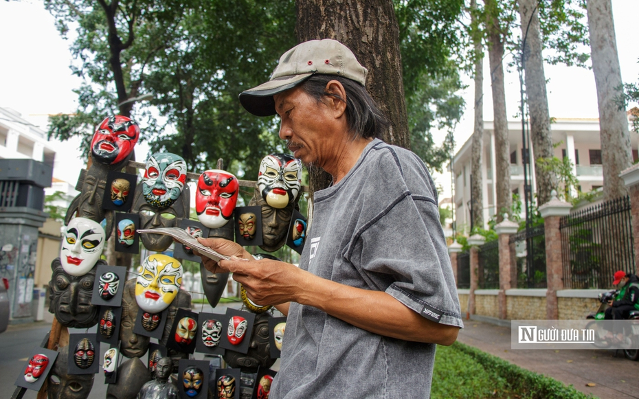 Người nghệ nhân "thổi hồn" cho những chiếc mặt nạ tuồng cổ