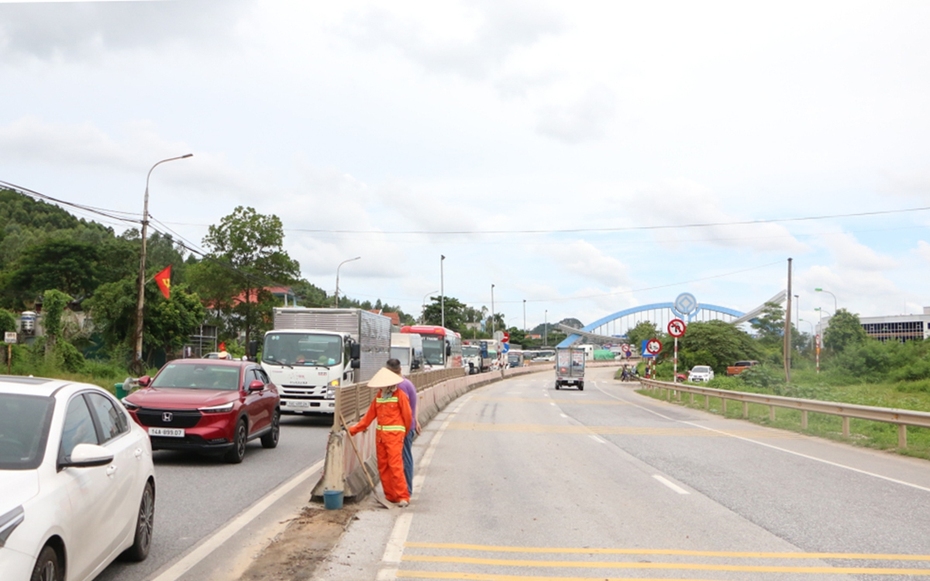 Quảng Ninh: Xuất hiện hố sụt lún khiến giao thông trên Quốc lộ 18A bị ùn tắc