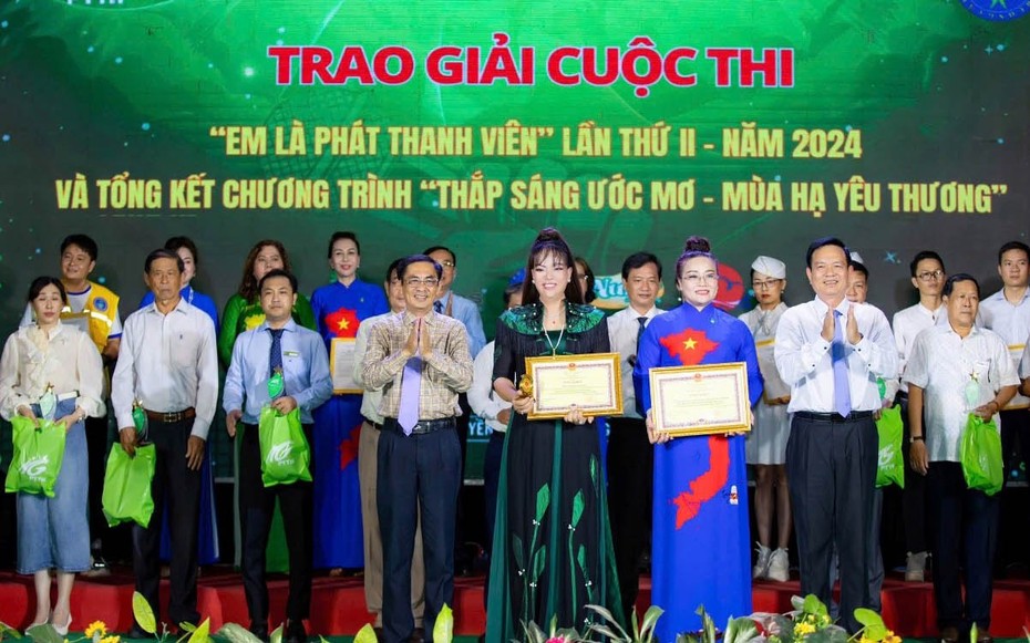 Nghệ nhân Hồ Thị Thanh Hương nhận bằng khen vì đóng góp cho công tác an sinh xã hội