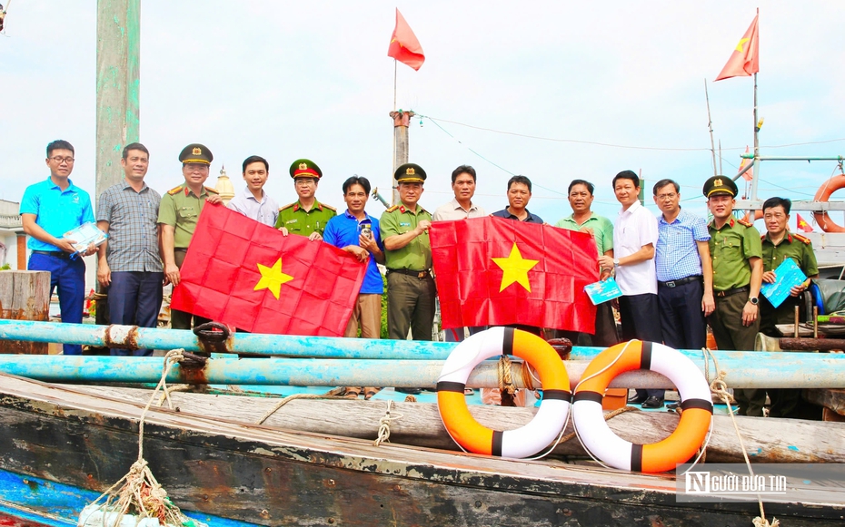 Công an Nghệ An trao hàng nghìn lá cờ Tổ quốc cho ngư dân vươn khơi, bám biển