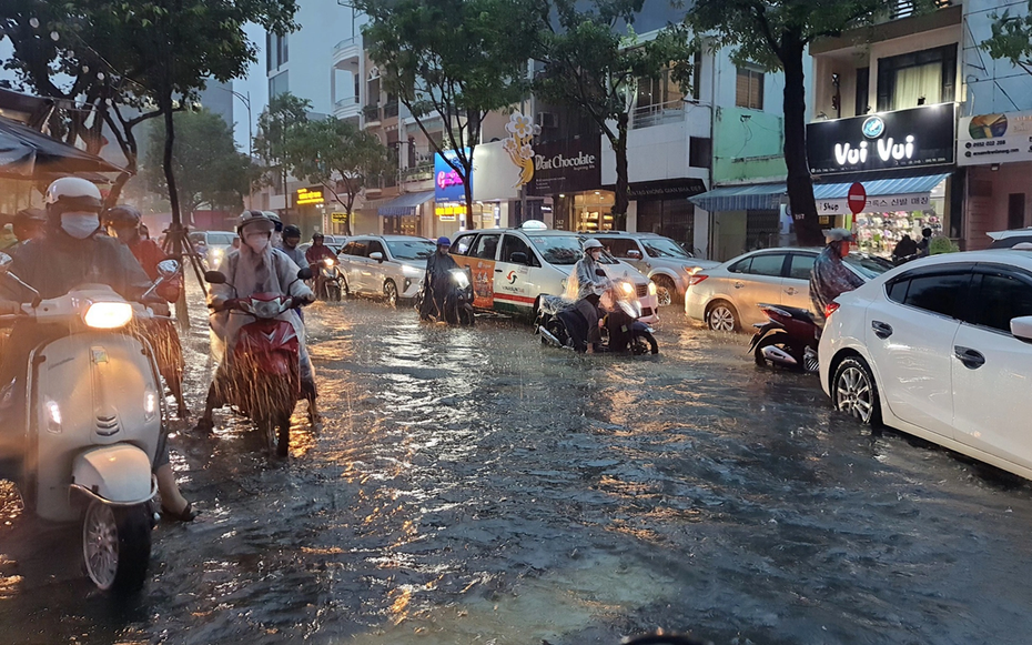 Vừa mới nắng lên, vài giờ tới Hà Nội khả năng lại đón mưa to dồn dập