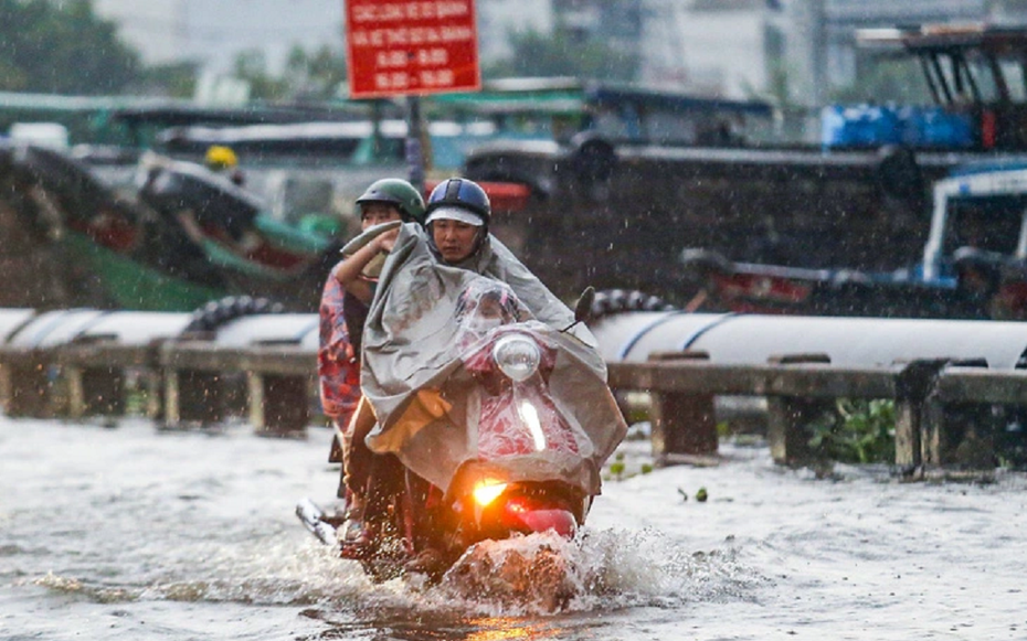 Miền Bắc nắng gắt rồi lại hứng chịu kiểu thời tiết thay đổi bất thường