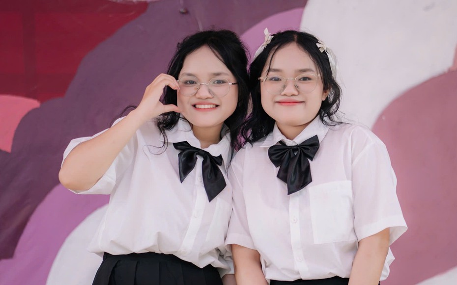 Hai chị em song sinh cùng vượt khó "viết tiếp giấc mơ" nơi giảng đường