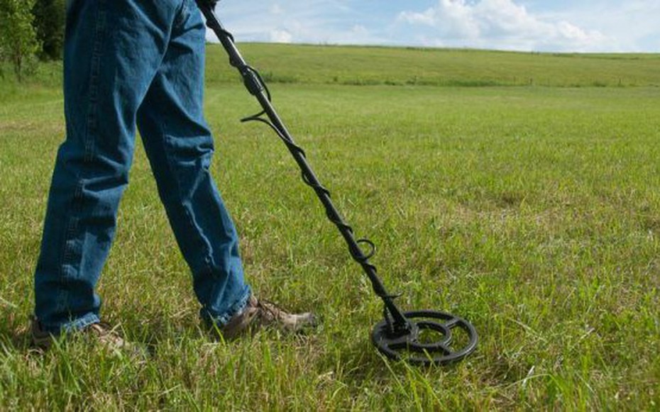 Dò kim loại, tìm thấy kho báu tiền vàng trị giá 420 triệu đồng