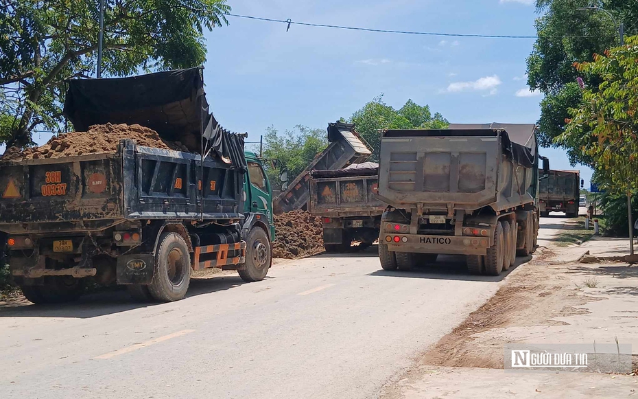 Hà Tĩnh: Hàng chục xe tải hạng nặng đại náo đường dân sinh, người dân bức xúc
