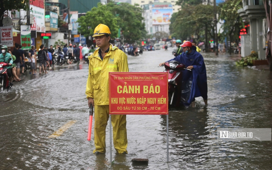 Hà Nội ngập úng khiến giao thông ùn tắc kéo dài