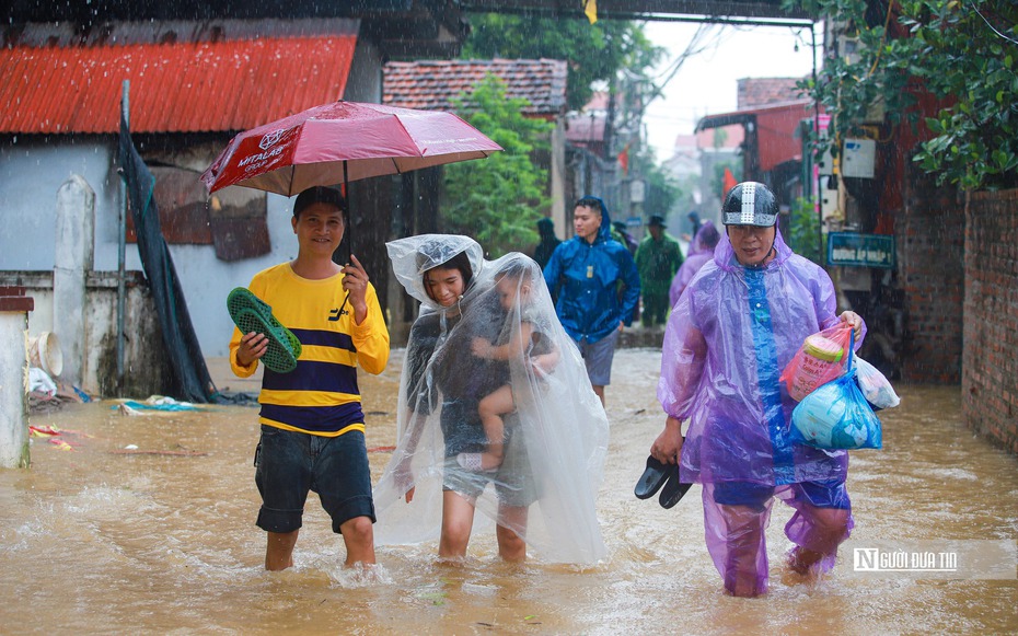 Hỗ trợ người dân vùng ngoại thành Hà Nội di dời tài sản tránh lũ