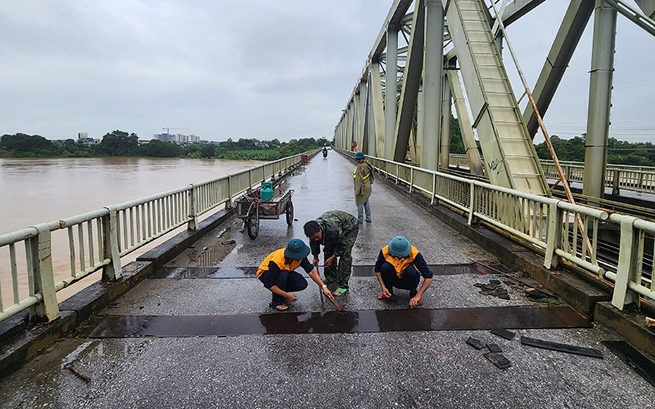 Thanh Hóa: Khẩn cấp vá khe co giãn cầu Hàm Rồng