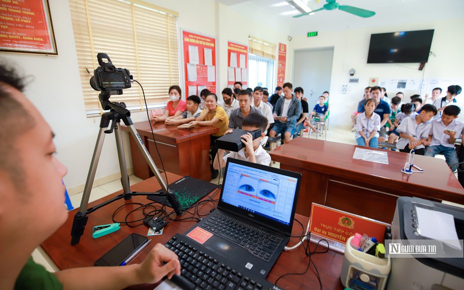 Hà Nội: Công dân nhí hào hứng đi làm thẻ Căn cước